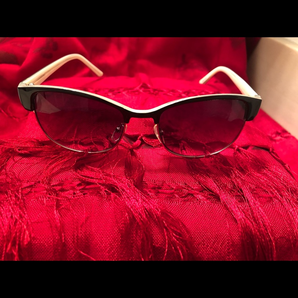 Oscar de la Renta sunglasses